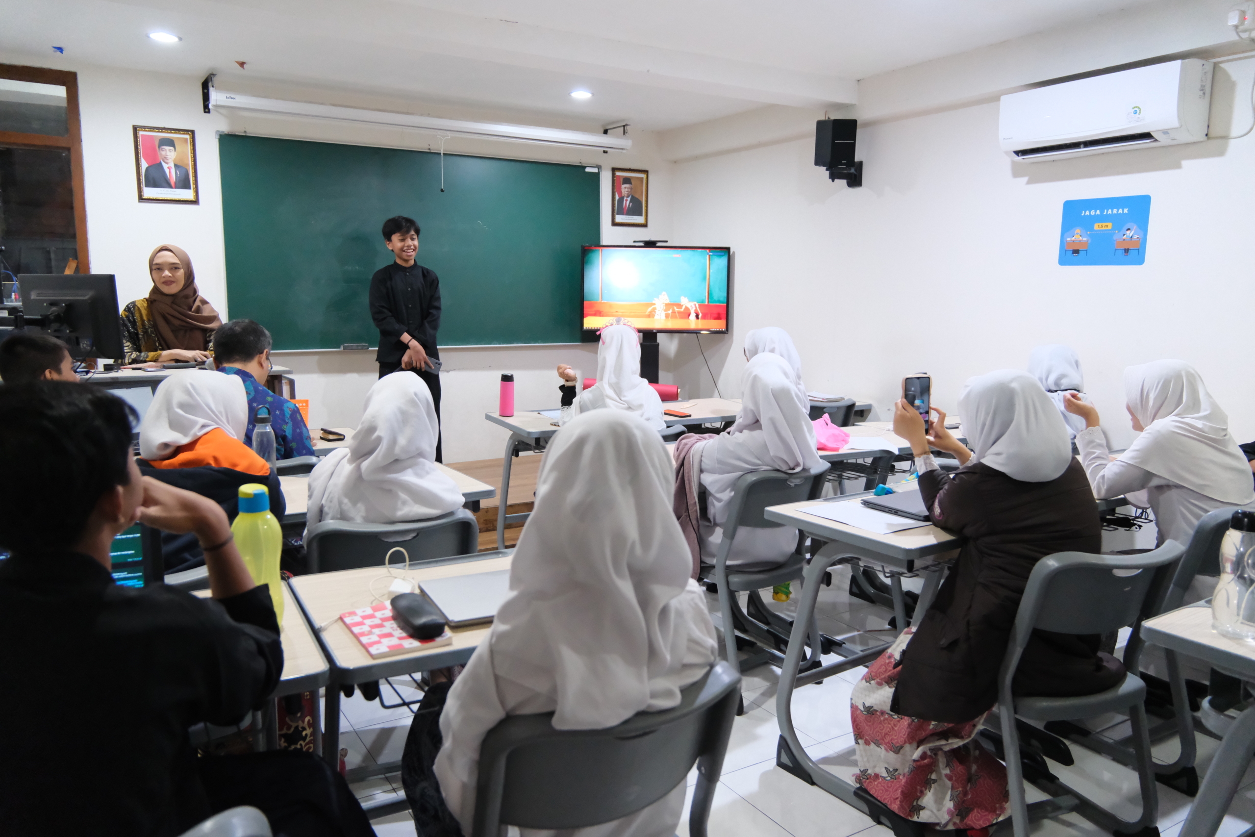 B22 PRESENTASI DAN PAMERAN KLS MINAT 05XT5648